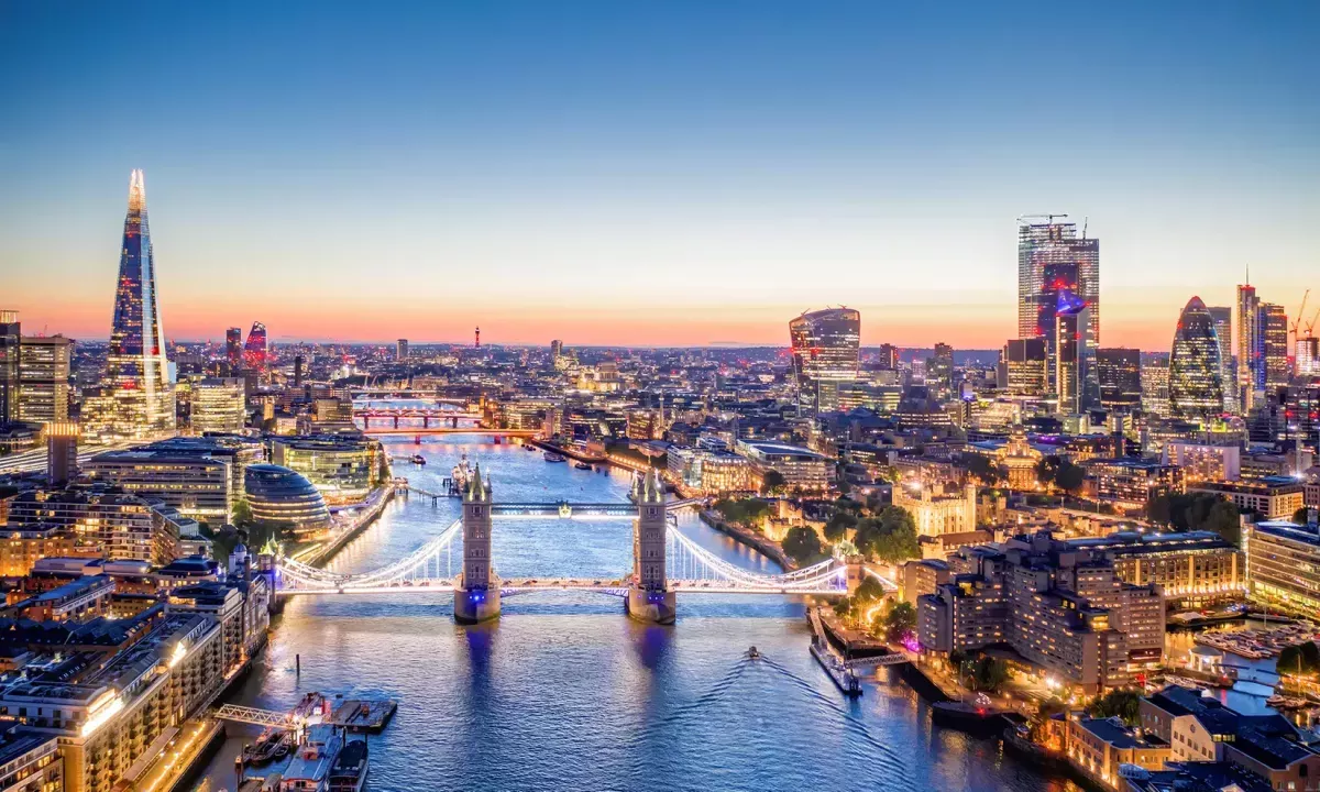 London & Edinburgh 8-Day Vacation w/Air & Rail
